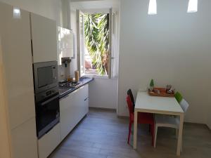 A kitchen or kitchenette at Suite Luisa Roma