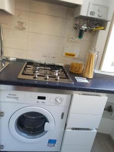 A kitchen or kitchenette at Suite Luisa Roma