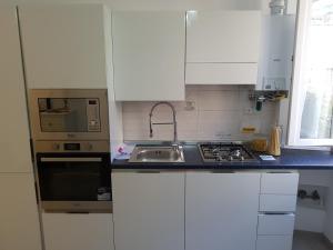 A kitchen or kitchenette at Suite Luisa Roma