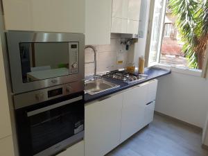 A kitchen or kitchenette at Suite Luisa Roma