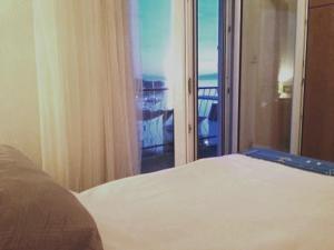 - une chambre avec un lit et une vue sur un balcon dans l'établissement House Elka, à Baška Voda