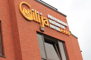 Certifikát, hodnocení, plakát nebo jiný dokument vystavený v ubytování Gilija