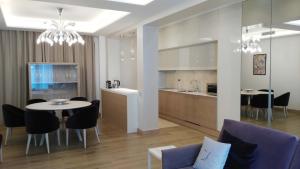プラヤ・デアロにあるCosmo Apartments Platja d'Aroのリビングルーム、キッチン(テーブル、椅子付)