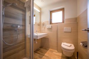 Koupelna v ubytování Hotel Gasthof Jäger Zillertal