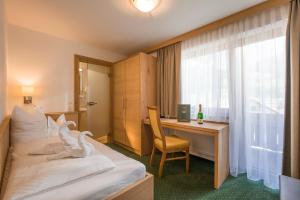Postel nebo postele na pokoji v ubytování Hotel Gasthof Jäger Zillertal