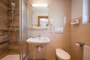 Koupelna v ubytování Hotel Gasthof Jäger Zillertal