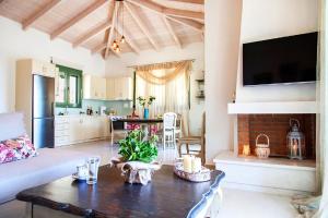 TV a/nebo společenská místnost v ubytování Ktima Aniforeli Luxury Villas
