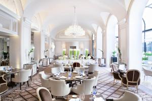 A restaurant or other place to eat at Four Seasons Hotel George V Paris 