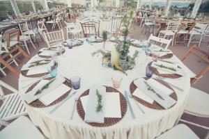 een tafel met witte tafelkleden en borden erop bij A Maquia in Poio