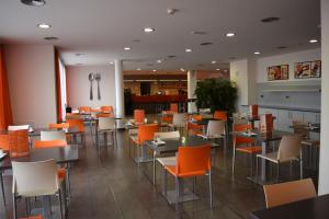 Hotel H2 Avila tesisinde bir restoran veya yemek mekanı
