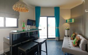 TV a/nebo společenská místnost v ubytování A23 Boutique Hotel