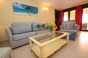 吉亞德索拉的住宿－Casa Marbella Finca SanJuan Batista，客厅配有沙发和桌子