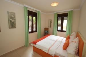 Un dormitorio con una cama y dos ventanas. en Casa Marbella Finca SanJuan Batista, en Guía de Isora 108 fotos más