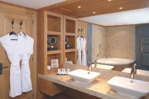 Ένα μπάνιο στο Chalet RoyAlp Hôtel & Spa