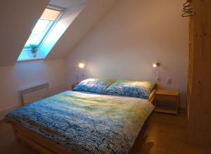 1 dormitorio con cama y ventana en Ubytovanie Ahoj v prírode, en Mýto pod Ďumbierom