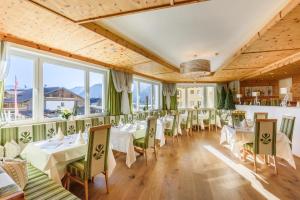 A restaurant or other place to eat at Vier Jahreszeiten Wellnessresort Achensee