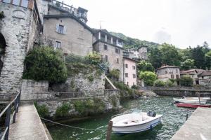 デルヴィオにあるBabyの船が建物の隣の川に停泊している