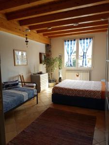 een slaapkamer met 2 bedden en een raam bij B&B La Cà De La Frà in Gravedona
