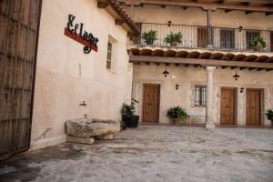een gebouw met een bank op een binnenplaats bij Hotel Rural El Lagar in La Solana +17 foto's