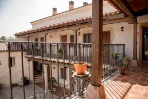 Un balcón de una casa con porche en Hotel Rural El Lagar, en La Solana