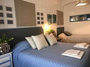 レッジョ・ディ・カラブリアにあるRighePoisのベッドルーム(ブルーベッド1台、枕付)