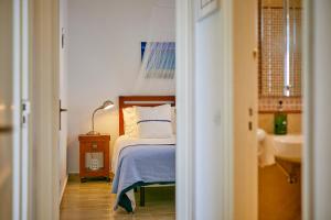 - une chambre avec un lit et un lavabo dans l'établissement Eco Casa Gaviota, à Arrieta