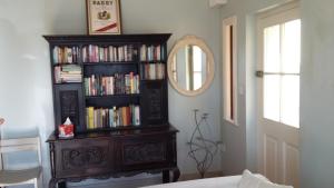 um quarto com uma prateleira cheia de livros em Rings Coach House Retreat em Carlow