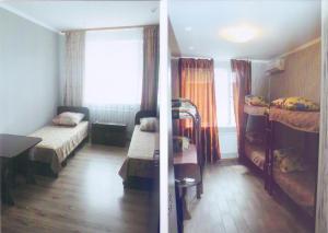 チホレツクにあるGuest House on Fialkovayaのベッドルーム1室(二段ベッド2組付)、テーブル1台が備わります。