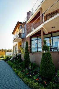 a building with a garden in front of it at Czarna Perła in Ostrowo