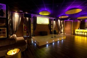 Telewizja i/lub zestaw kina domowego w obiekcie Riviera Beachotel - Adults Recommended
