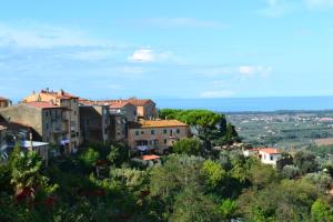 una piccola cittadina su una collina con alberi ed edifici di Casa del Popolo 3 a Castagneto Carducci