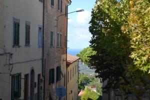 un vicolo tra due edifici con vista sull'oceano di Casa del Popolo 3 a Castagneto Carducci