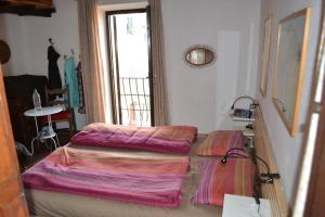 カスタニェート・カルドゥッチにあるCasa del Popolo 3の窓のある部屋にベッド3台が備わる部屋