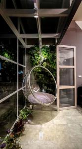 花蓮市的住宿－漫慢文旅，墙上有植物的大圆圈的房间