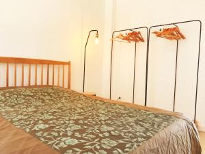 een slaapkamer met een bed en 2 kasten bij La Rade in Cassis