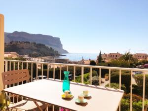 een tafel op een balkon met uitzicht op de oceaan bij La Rade in Cassis