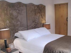 - une chambre avec un grand lit blanc et deux lampes dans l'établissement Kilgraney House, à Bagenalstown