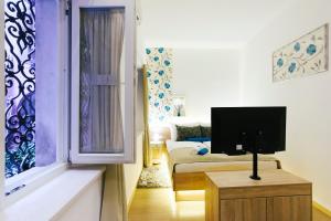 Televízia a/alebo spoločenská miestnosť v ubytovaní Dalti Center Apartment