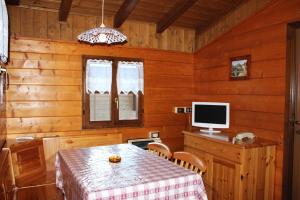 Televízia a/alebo spoločenská miestnosť v ubytovaní Camping Val di Sole