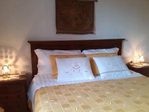 クアッラータにあるA Casa di Laviniaのベッド1台(枕2つ、ランプ2つ付)
