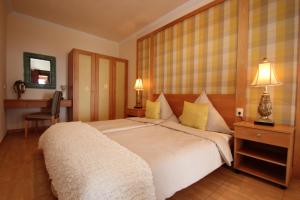 ギア・デ・イソラにあるCasa Alhambra Finca SanJuan Batista Guia de Isoraの大きな白いベッドと机のある寝室 +80枚の写真