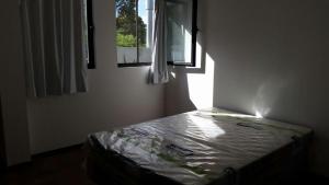 Cama en habitación con ventana en Mocaccino, en El Pinar