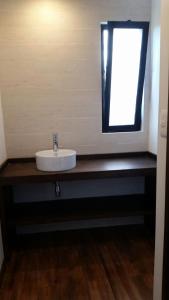 baño con lavabo y ventana en Mocaccino, en El Pinar