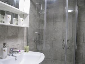 A bathroom at Seaside Studios Kirania
