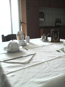 uma mesa com uma toalha de mesa branca em Appartamento Andrea em Ravello