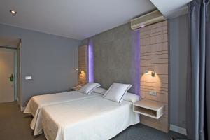 a bedroom with a white bed and a window at Hotel Castillo in Olaberría