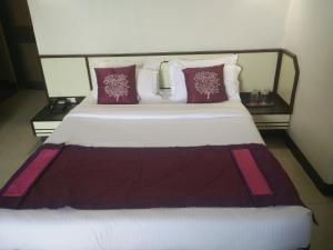 Postel nebo postele na pokoji v ubytování Strand Hotel, Colaba