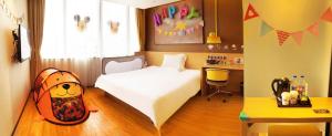 a bedroom with a childs bedroom with a bed and a desk at IU Hotel Norh Guiyang Century City Convention Center in Guiyang
