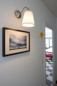 uma imagem numa parede com uma luz e um candeeiro em Hotel Finlandia em Marbella
