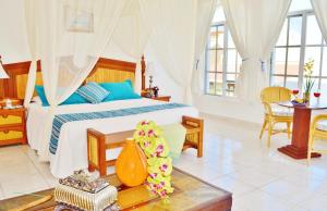 a bedroom with a bed and a table at Corales Suites in Puerto Morelos +74 photos